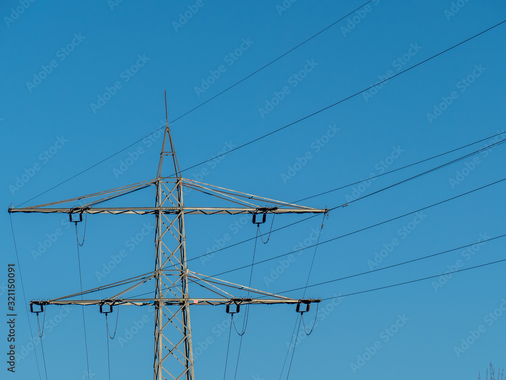 Masten einer Starkstrom Leitung im Feld