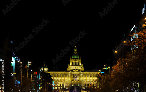 Museo nacional de praga iluminado al final de una calle de Praga por la noche. 