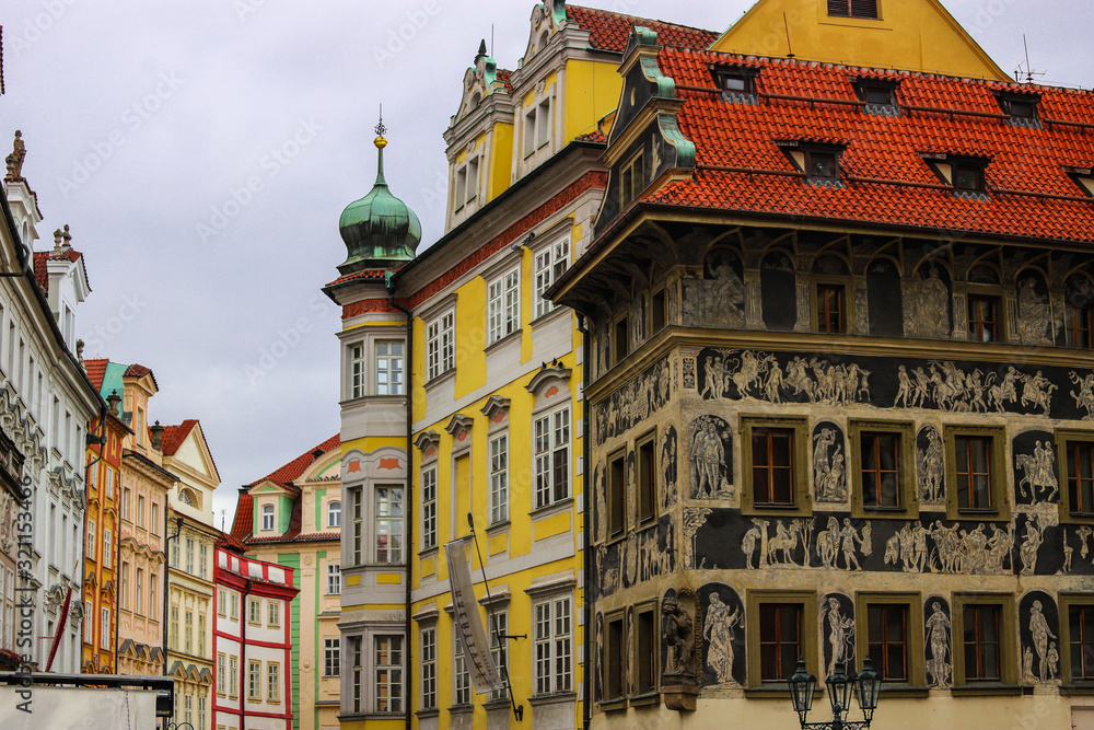 Calle de Praga muy famosa por la fachada de la casa renacentista 