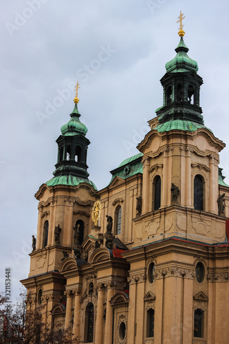 Iglesia de San Nicolás bajo un cielo nublado en Praga. República checa