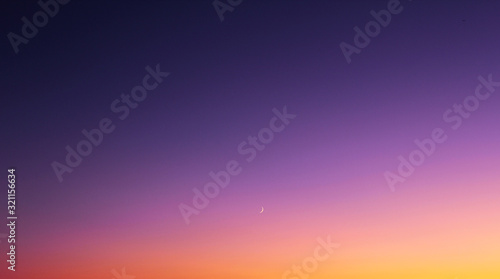 Magenta hemel zonsondergang, wassende maan in East Sussex, Engeland... Concept van romantiek, jeugd, dromen