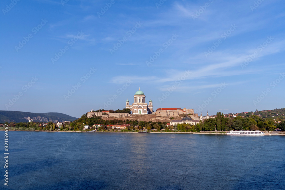 Naklejka premium Basilica of the Blessed Virgin Mary at Esztergom by the River Da