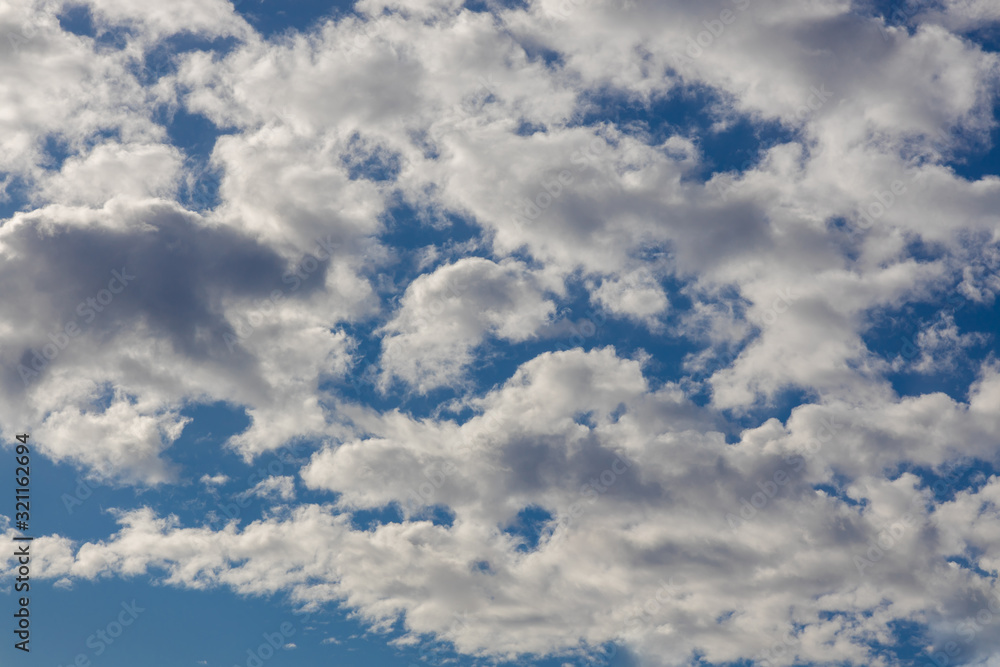 Obraz premium Beautiful cloud texture with vibrant blue sky background
