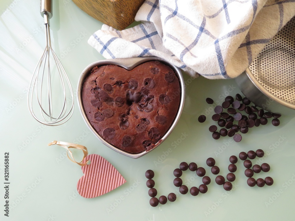手作りのチョコチップ入りチョコレートケーキとハート型のメッセージカード Stock 写真 Adobe Stock 手作りのチョコチップ入りチョコレートケーキとハート型のメッセージカード Stock 写真 Adobe Stock