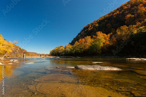 Fotografi The crystal clear Water of the  Potomac River in Harper's Ferry, West Virginia,