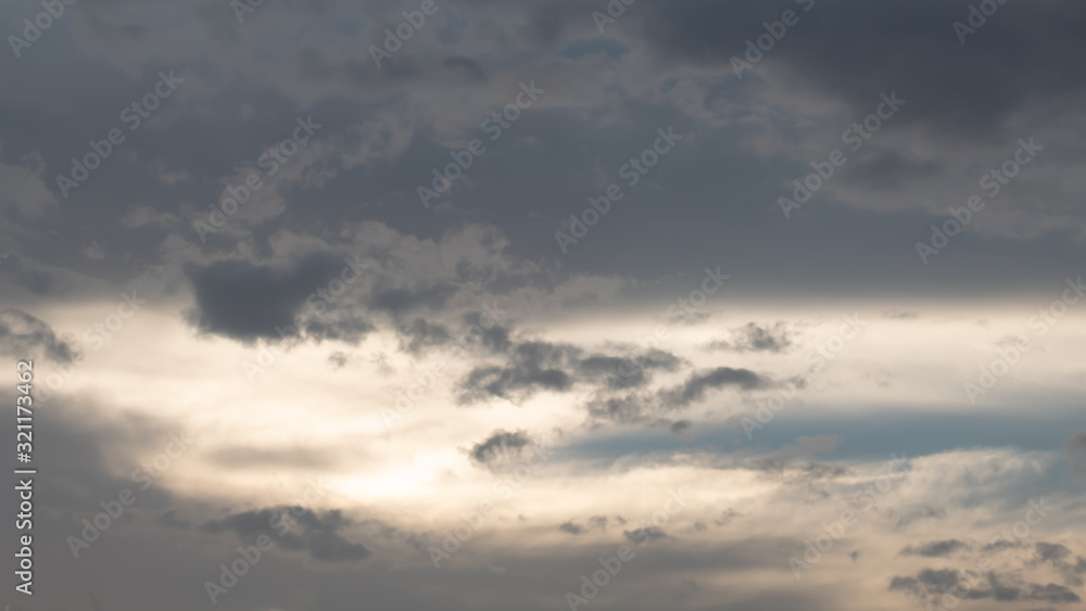 Naklejka premium céu prateado com nuvens cinzas