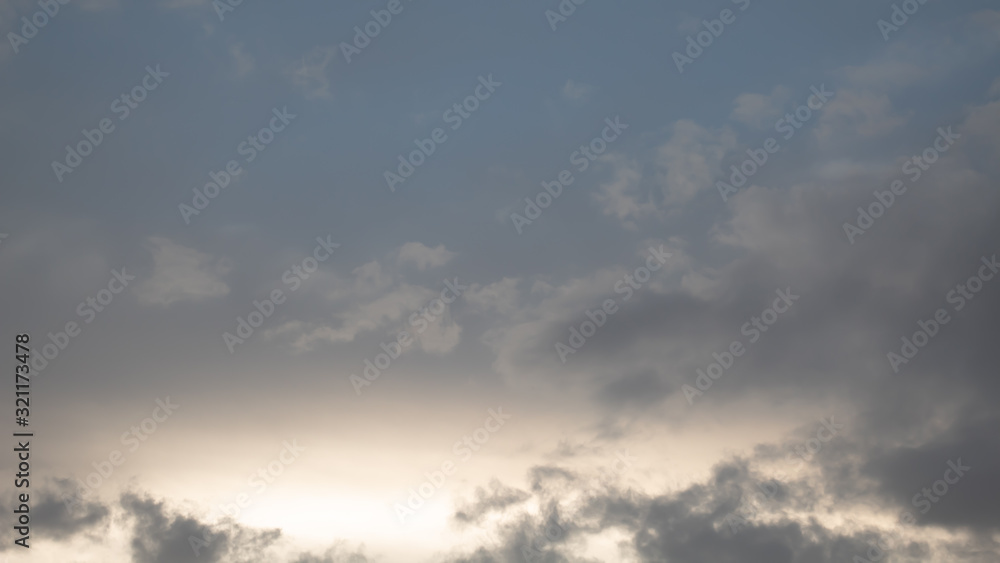 Obraz premium céu prateado com nuvens cinzas