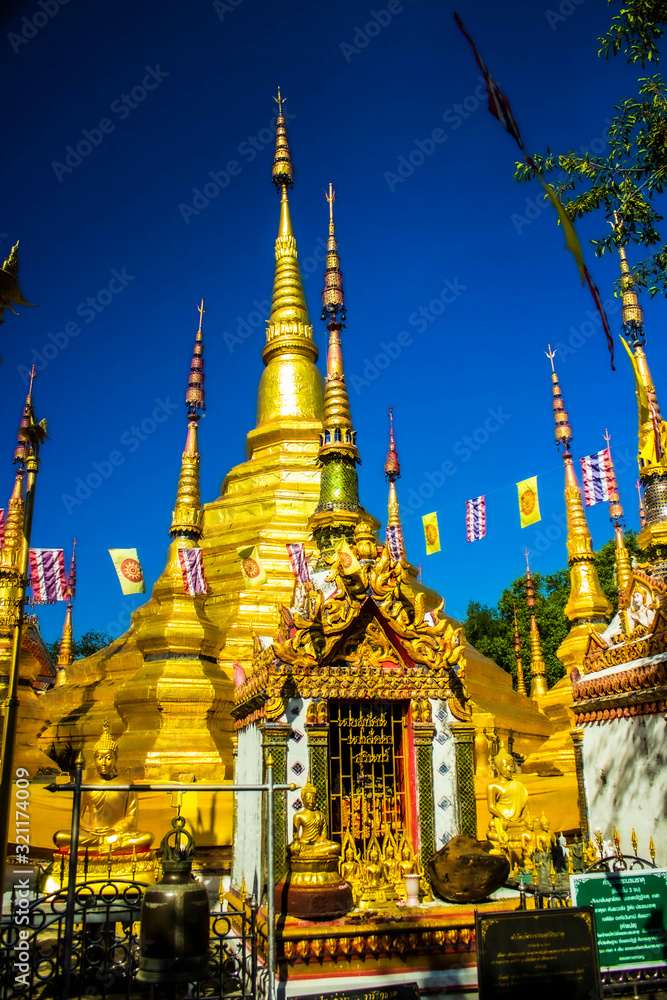 Fototapeta premium temple in bangkok thailand