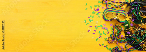 Photographie Holidays image of mardi gras masquarade venetian mask over yellow background