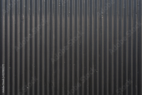 黒い塗料で塗られたトタン板の外壁