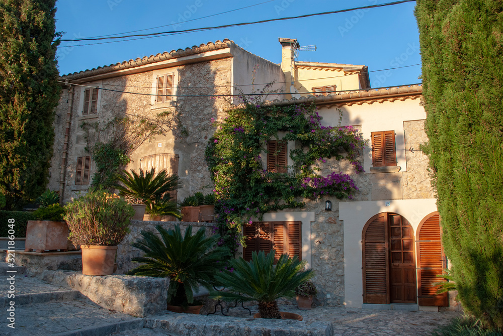 Schönes altes spanisches Steinhaus auf der Baleareninsel Mallorca