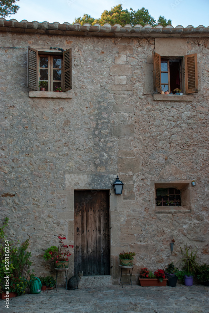 Schönes altes mediterranes Steinhaus auf der spanischen Insel Mallorca