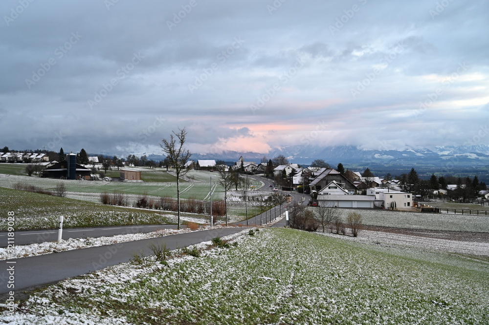 Fototapeta premium Strasse in die Berge 