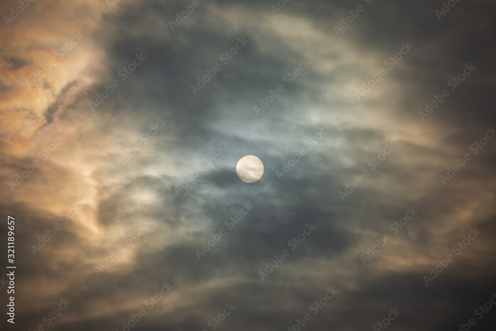 薄曇りの中の太陽と彩雲