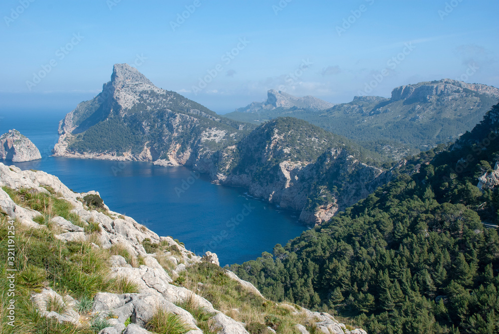 Steile Felslandschaft am Cap Formentor auf spanischer Insel Mallorca