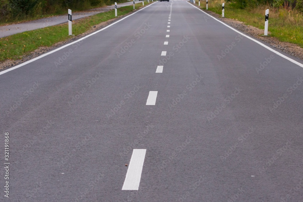 eine Mittellinie auf einer Hauptstraße eine Mittellinie auf einer Hauptstraße