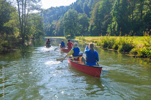 Mit dem Kanu unterwegs auf einem idyllischen kleinen Fluss in Franken