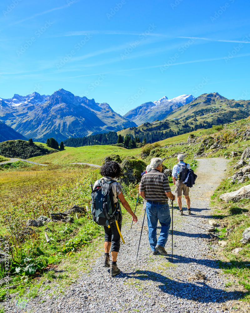 Senioren wandern im herbstlichen Hochgebirge