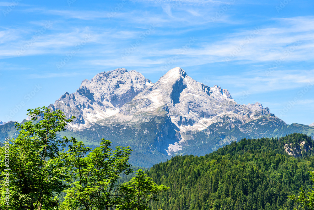 Blick in die schroffen Felsformationen des Zugspitz-Massivs mit der Alpspitze im Vordergrund
