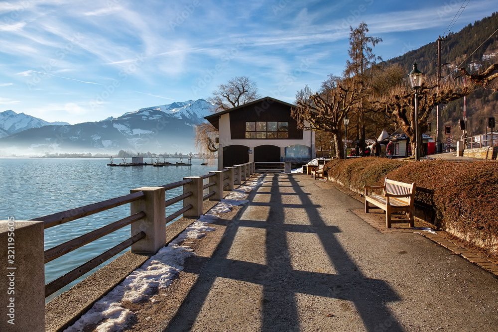 Obraz premium Early spring morning on the shore of alpine lake