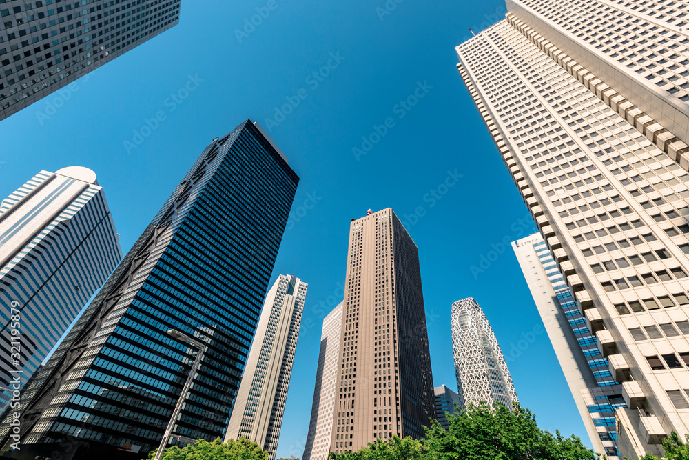 西新宿の高層ビル群と青空
