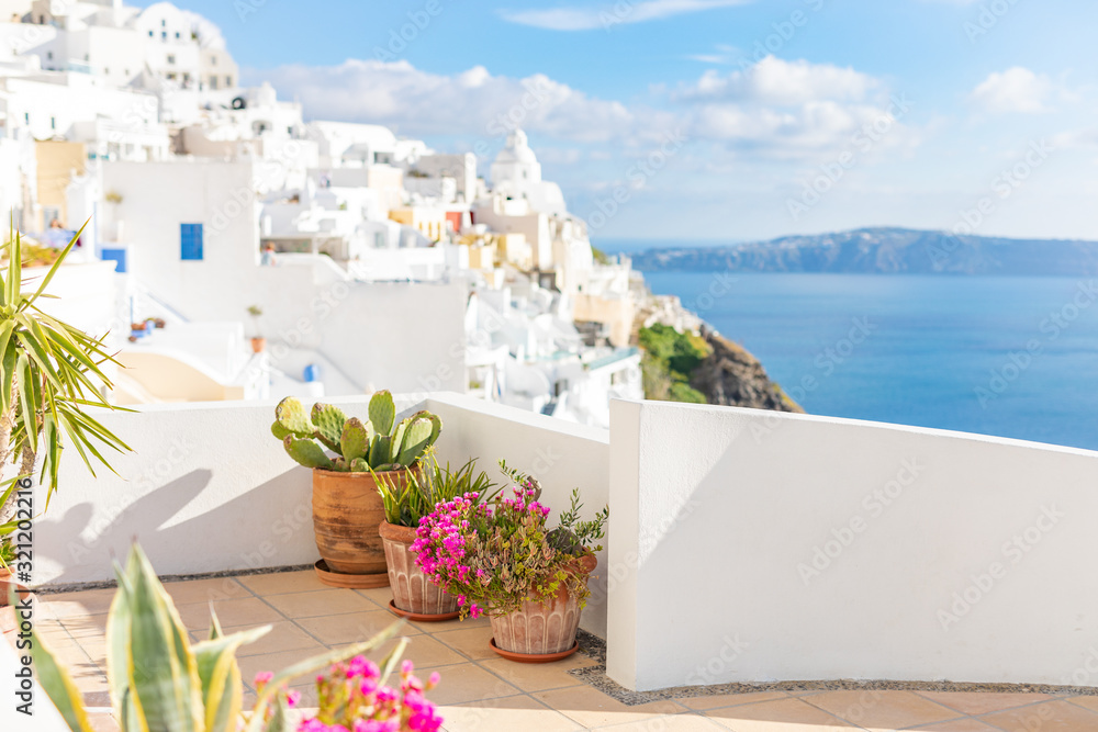 Obraz premium Piękny panoramiczny widok na morze śródziemne, kalderę i wulkan. Tradycyjna biała architektura wyspy Santorini, Thira, Grecja. Statek wycieczkowy w błękitne morze.