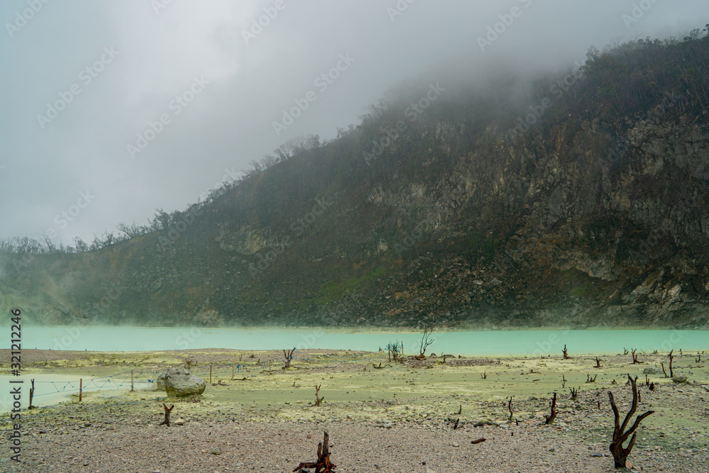 Φωτογραφία the white crater volcano lake called Kawah Putih on a rainy day