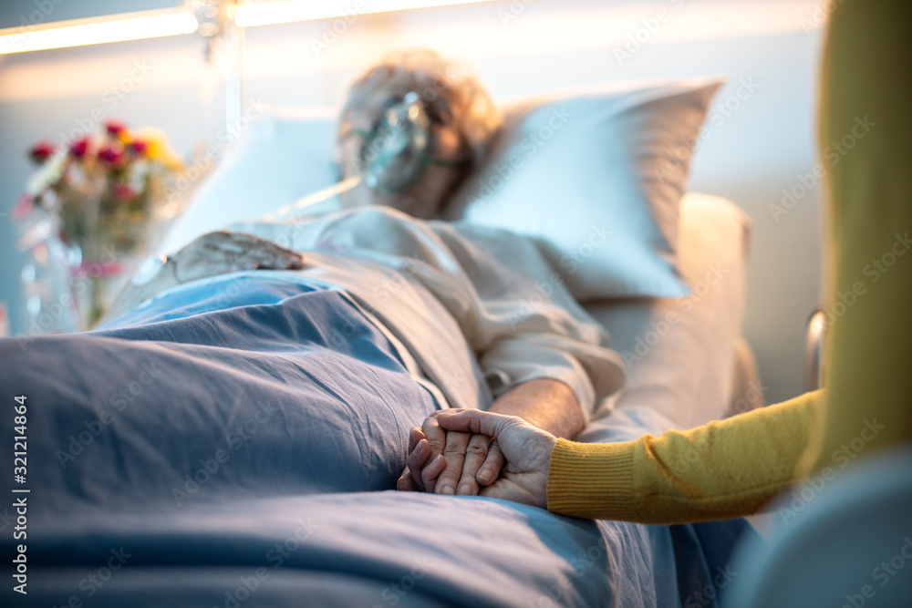 Φωτογραφία Woman assisting her senior mother at the hospital