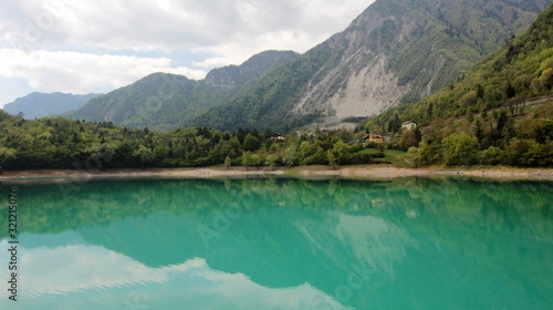 Riflesso di una montagna dentro ad un lago photo