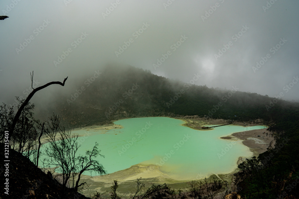 Φωτογραφία the white crater volcano lake called Kawah Putih on a rainy day
