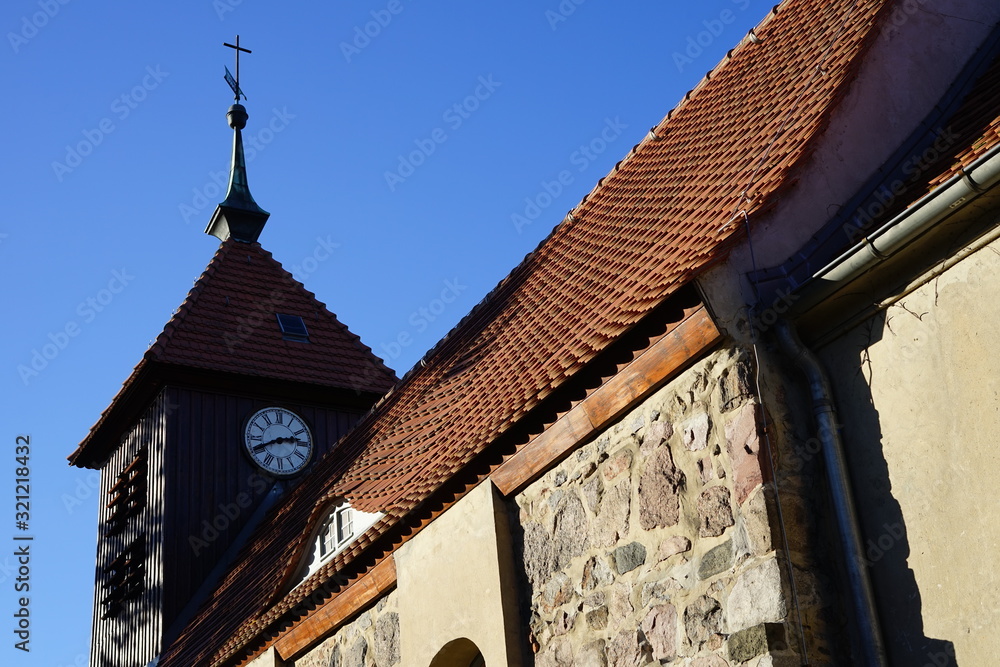 Die alte Dorfkirche Gatow in Teilansicht