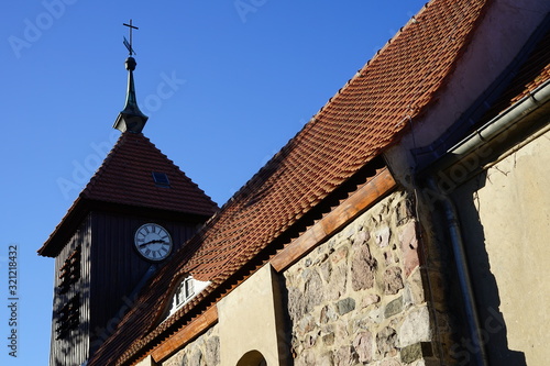 Die alte Dorfkirche Gatow in Teilansicht