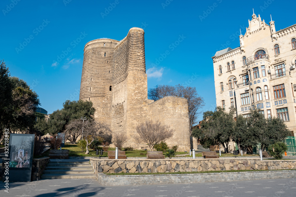 Φωτογραφία The Maiden Tower in Baku was constructed in the 12th century.