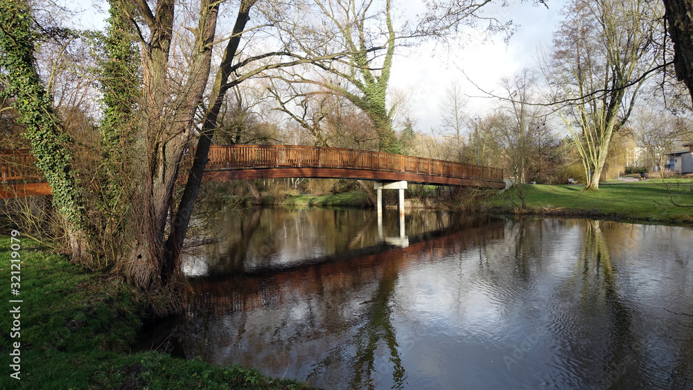 Fussgängerbrücke aus Holz über die Ilmenau zum Kurpark Fussgängerbrücke aus Holz über die Ilmenau zum Kurpark