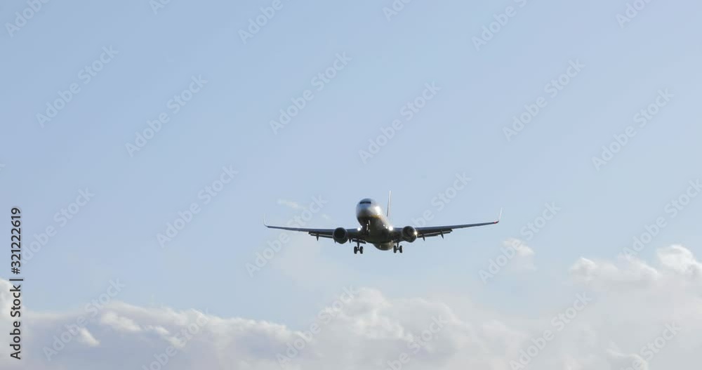 Atterraggio con approccio granchio con vento laterale di un aereo Atterraggio con approccio granchio con vento laterale di un aereo