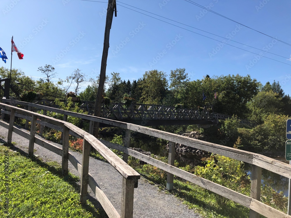 Brücke aus Holz als Grenze zwischen Kanada und USA