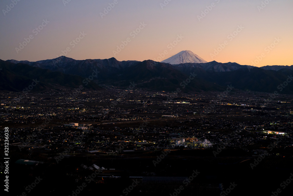 山梨県笛吹川フルーツ公園から見る富士山の夕景