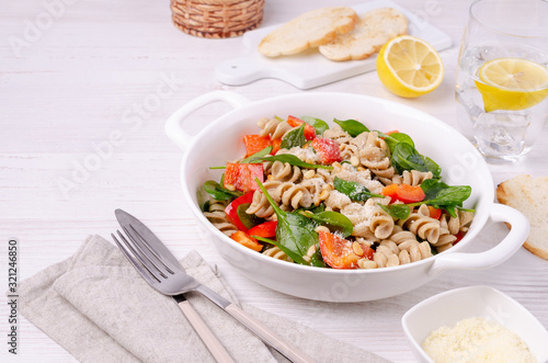 Brown pasta with vegetables