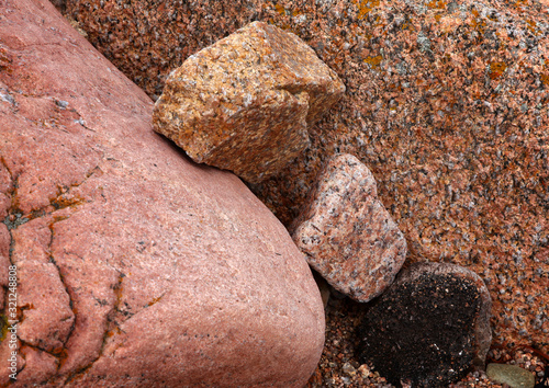 Rotes Granit Gestein liegt in einer tiefen Rille nebeneinander photo