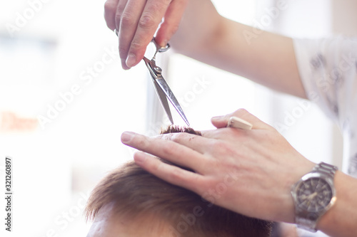 hairdresser working cuts. парикмахер бреет, стрижет работает мужчина барбер стрижка © Elizaveta