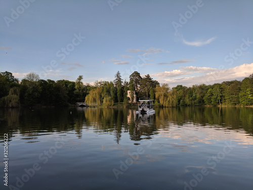 Fototapeta Naklejka Na Ścianę i Meble -  reflection of trees in the lake