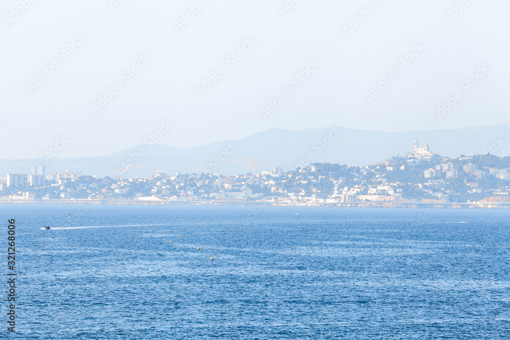 Marseille au loin, notre dame de la garde Marseille au loin, notre dame de la garde