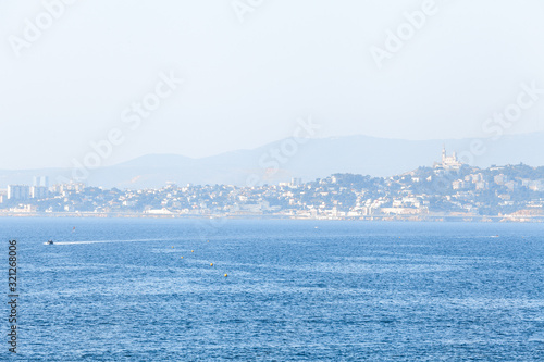 Marseille au loin, notre dame de la garde