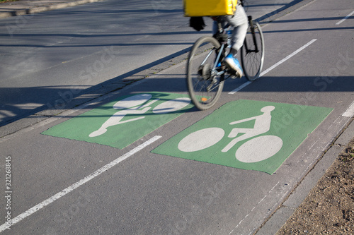 Obraz na płótnie Cyclist on Bike Path in Paris w salonie