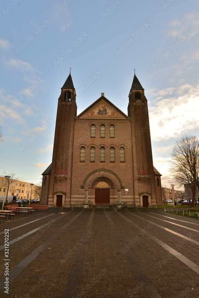 Budynek kościoła w Holandii w słoneczny dzień.