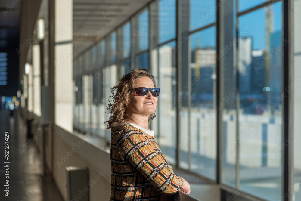 Mujer mirando al sol con fondo de arquitectura Mujer mirando al sol con fondo de arquitectura