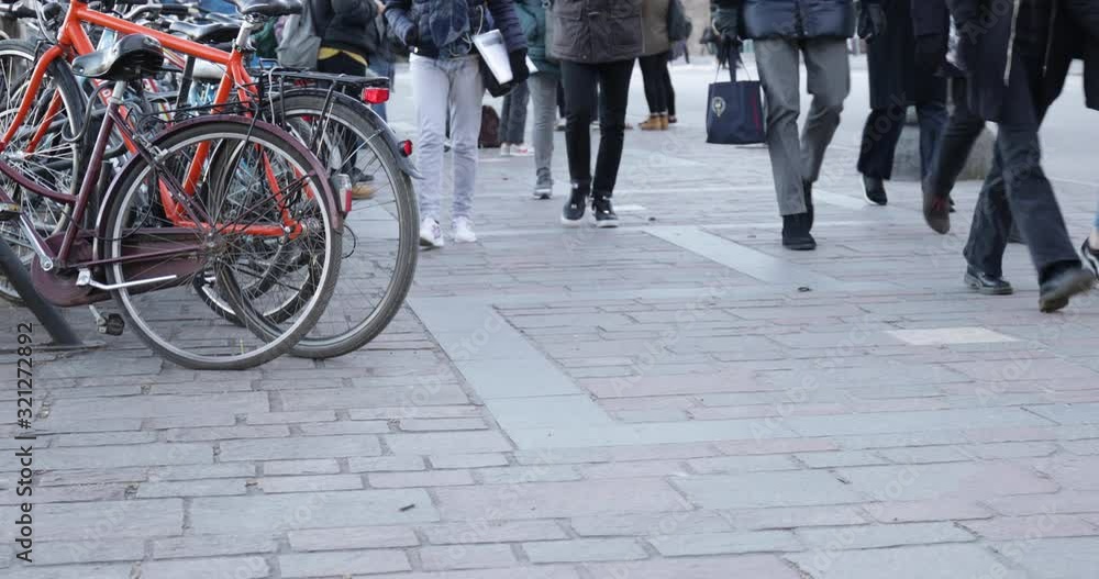 Persone irriconoscibili pendolarismo in città 