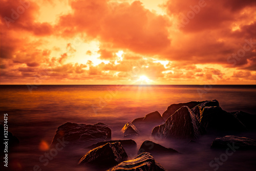 Stimmungsvoller Sonnenuntergang am Mer