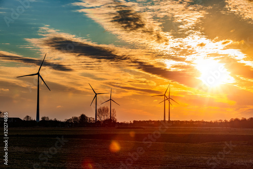 Stimmungsvolle Aufnahme mit Windrädern im Gegenlicht