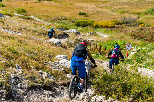 Mountainbiker auf einem steinigen Singletrail abw  rts mit Verbotsschild f  r Wanderer